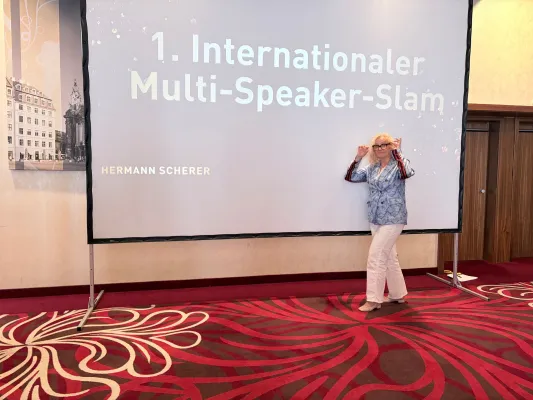 Bild: Internationale Impulse:  Andrea Aupers beim 1. Internationalen Multi Speaker Slam in Dresden