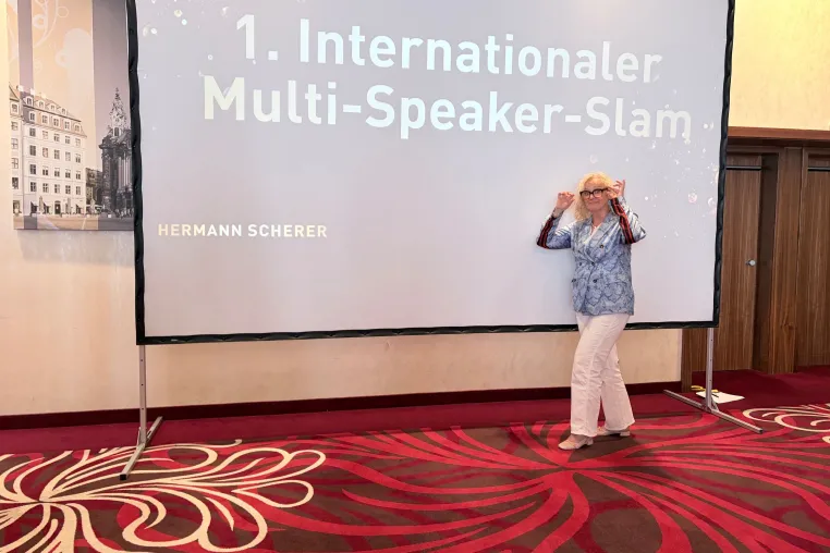 Bild: Internationale Impulse:  Andrea Aupers beim 1. Internationalen Multi Speaker Slam in Dresden