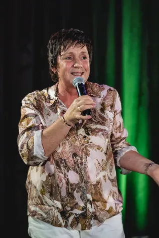 Lifecoach Steffi Christian wird in die Hall of Fame von Top-Speaker Hermann Scherer aufgenommen Bild: Lifecoach Steffi Christian wird in die Hall of Fame von Top-Speaker Hermann Scherer aufgenommen