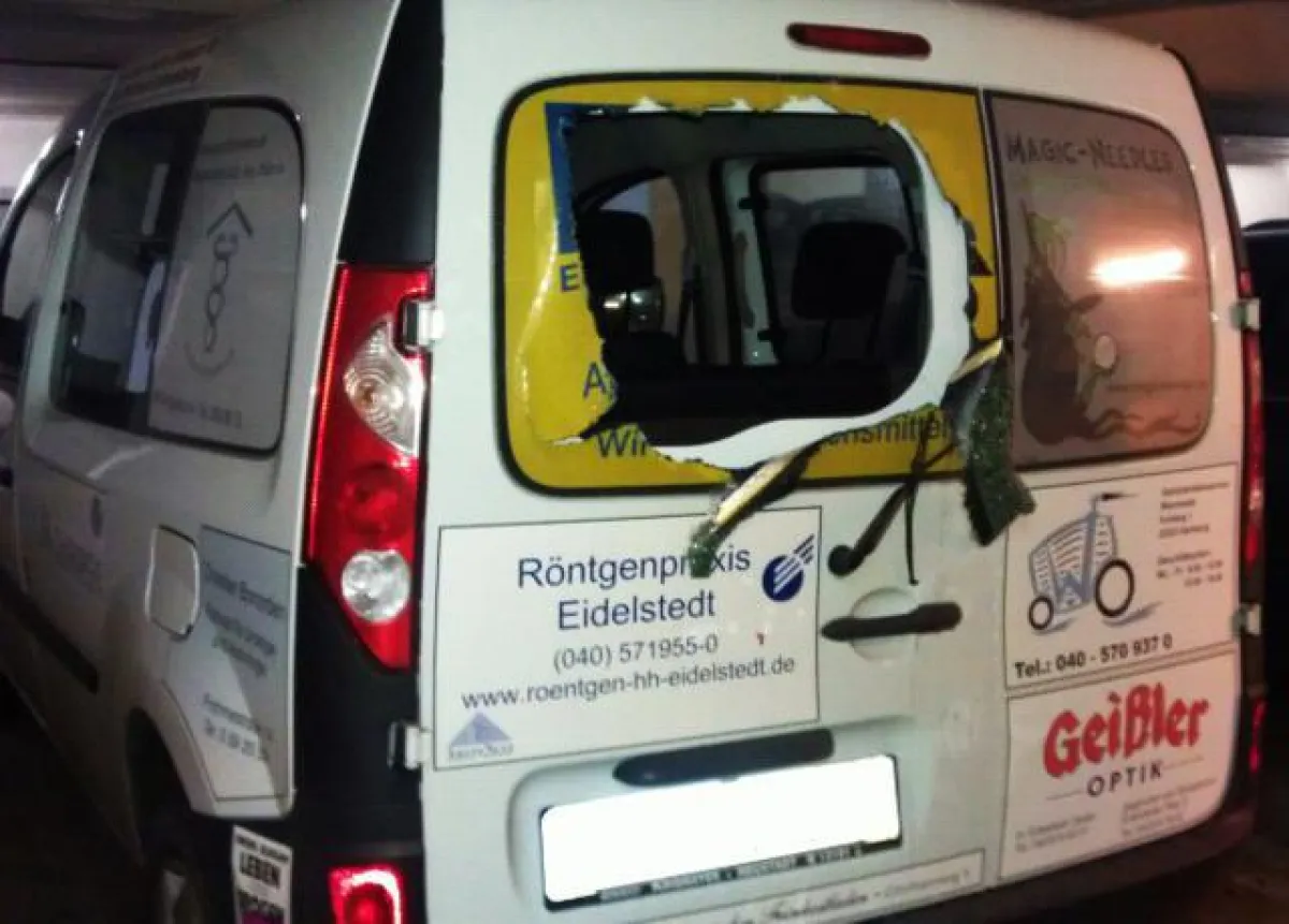 Ein Bild der Zerstörung. Unbekannte brachen KinderLeben-Auto auf!