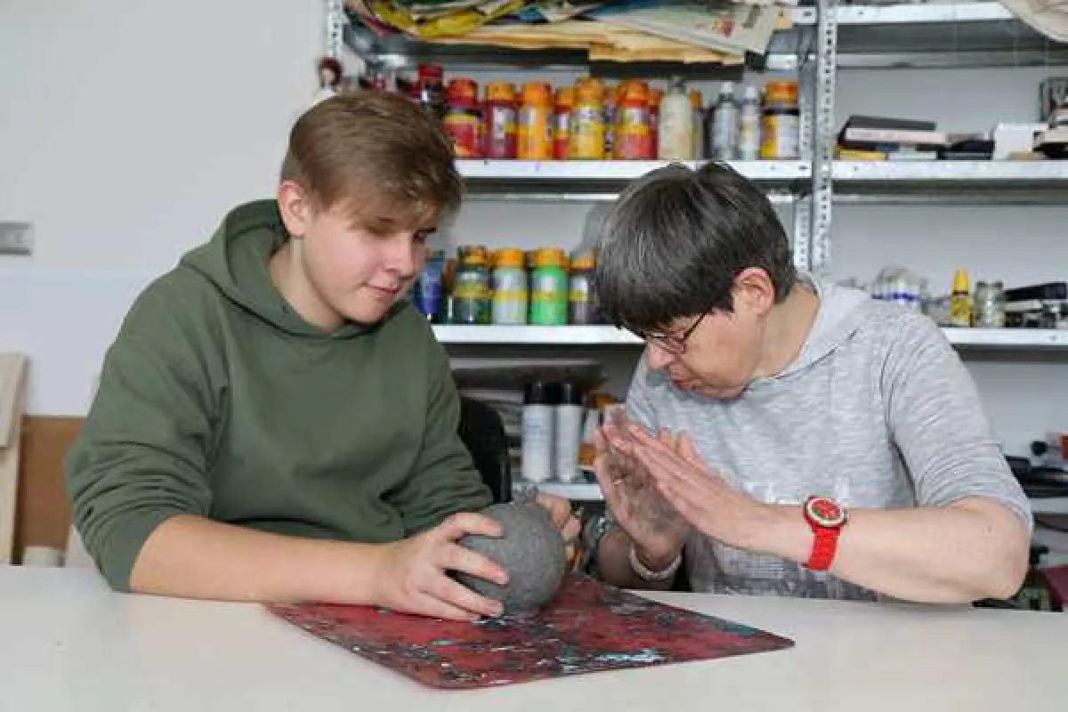 Der 14-jährige Schüler Tim entschied sich für die Kreativwerkstatt der Stiftung Liebenau.