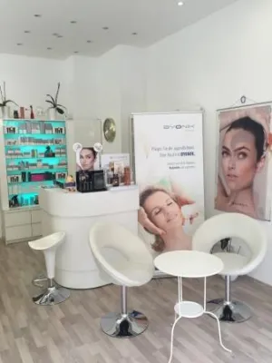 Bild: Traumhaft schöne Wimpern zu jeder Zeit –Innovativer Beauty Salon in Berlin Wilmersdorf weiß wie