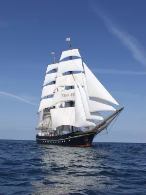 Bild: „Friendship for Peace“ auf der Brigg Roald Amundsen 