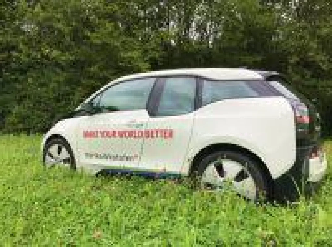 Am Gummersbacher Sitz von StrikoWestofen steht Mitarbeitern ein elektrischer Firmenwagen zur Verfügung. (Bild: StrikoWestofen)