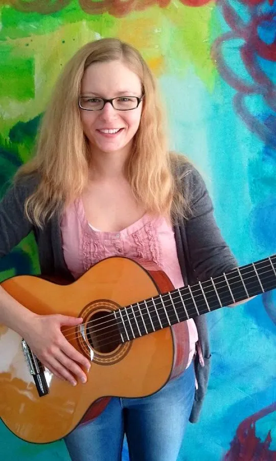 Katharina Prentki, examinierte Kinderkrankenschwester bei KinderLeben, probiert die neue Gitarre im Tages-Kinderhospiz aus.