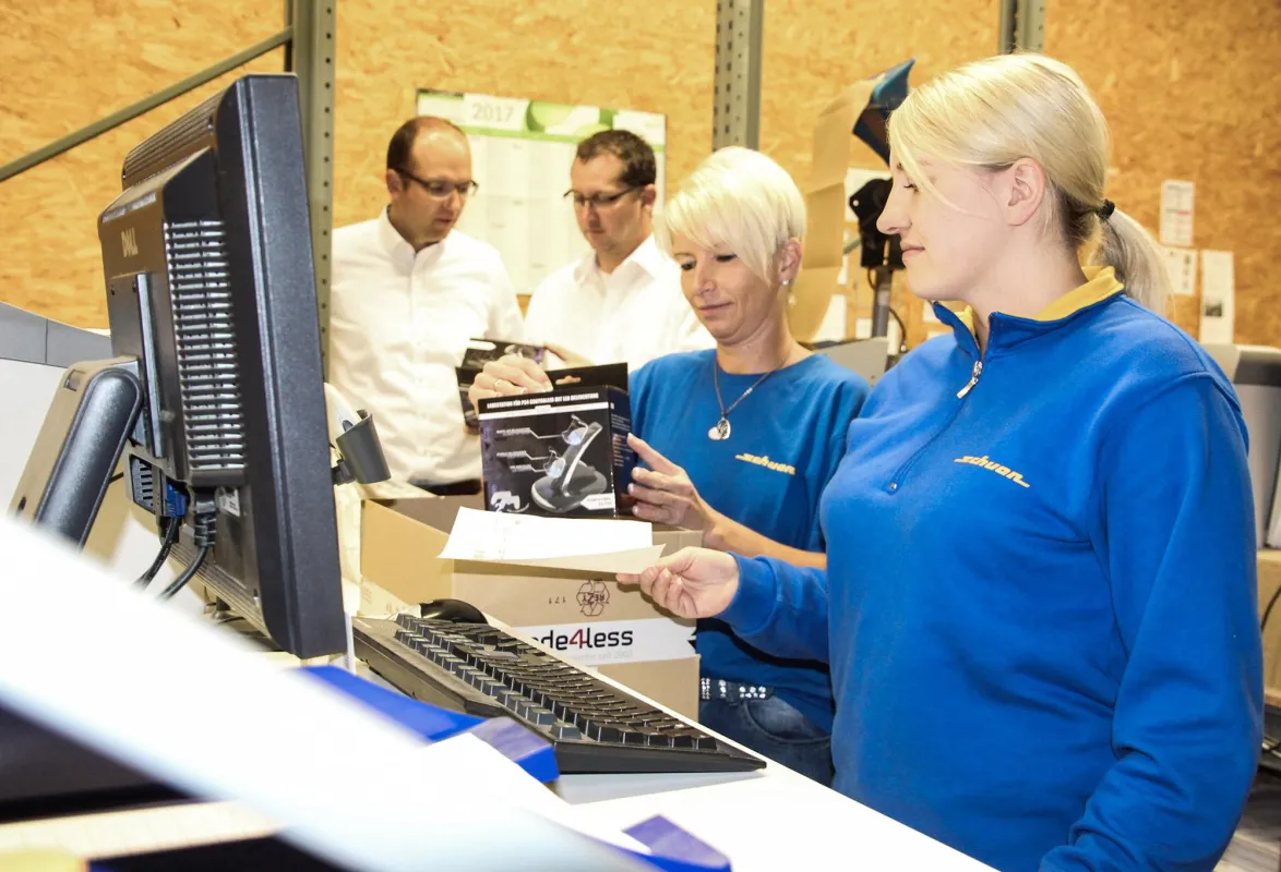 Die Alfred Schuon GmbH versendet bis zu 2.000 Sendungen am Tag. (Foto: Schuon)