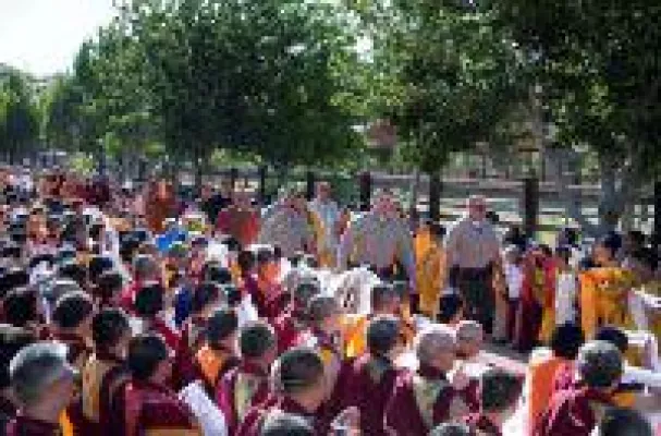 Bild: Amerikas Nationalflagge wurde für S. H. Dorje Chang Buddha III. gehisst