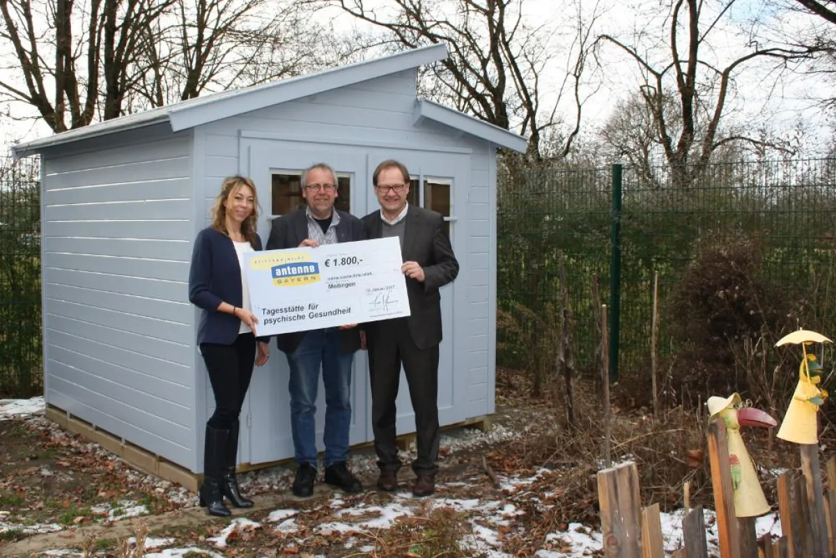 Felicitas Hönes überreicht einen Spendenscheck an die Tagesstätte für psychische Gesundheit