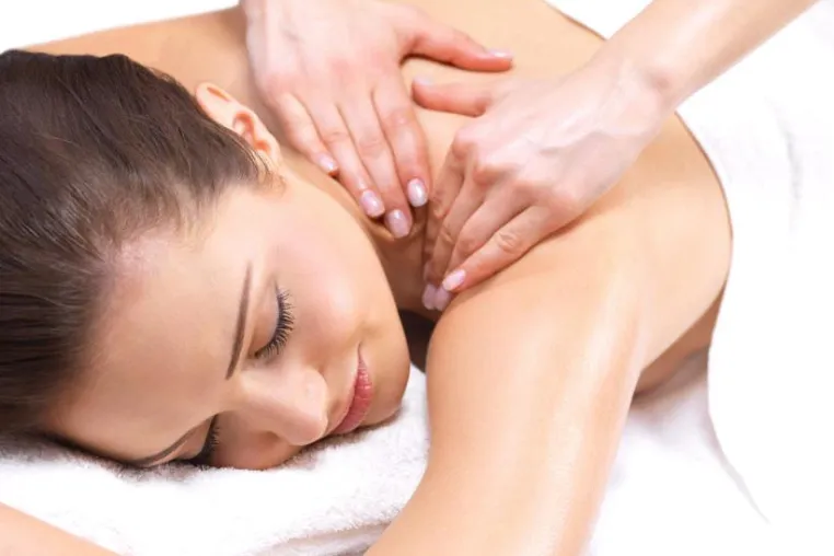 Bild: Massage-Anleitungen auf Video vs. Massagekurs