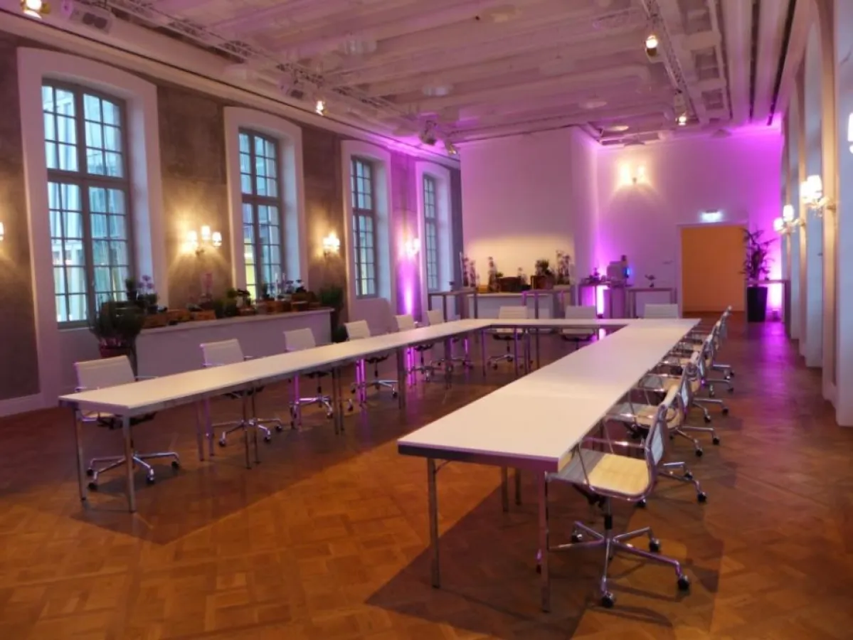 Einfache Gesprächsrunde, große Wirkung: Der Designklassiker Aluminium-Chair im Palais Frankfurt.