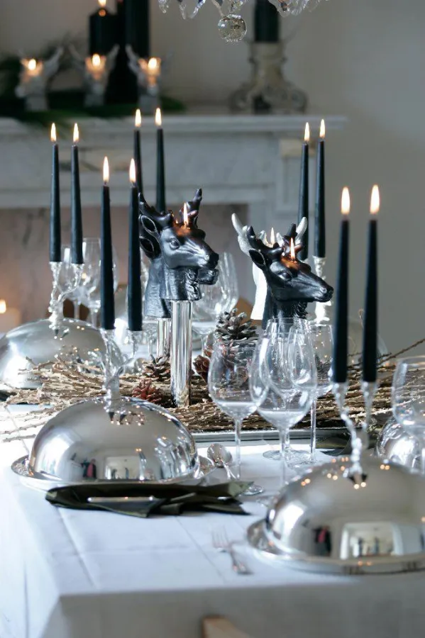 Kontrastreich: Viele dunkle Kerzen von Engels kombiniert mit silberfarbenen Accessoires sind absolut neu für weihnachtliche Tischdekorationen 2006. Foto: Engels-Kerzen