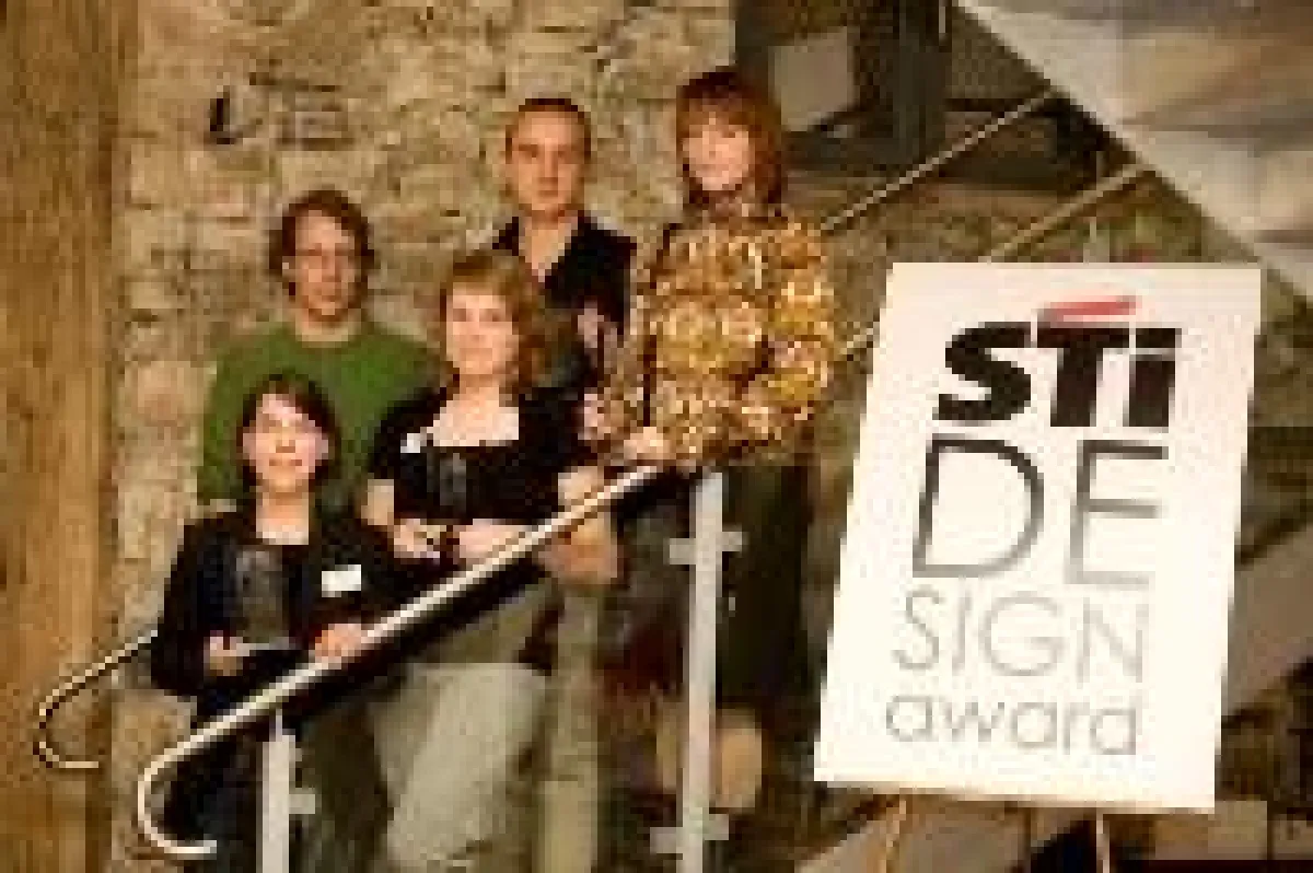 Die Gewinner des STI Design Awards (vordere Reihe v.l.: Sharon Moschner (Sonderpreis Innovation), Sarah Henß (1. Preis) und Olga Koval (2. Preis), von der Kunsthochschule KS) hintere Reihe v.l.: Marti