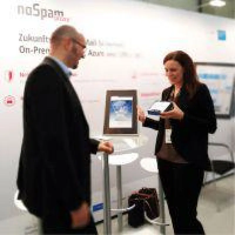 Svenja Mohn vom Vogel IT Verlag überreicht den Best Workshop Speaker Award an Stefan Cink von Net at Work