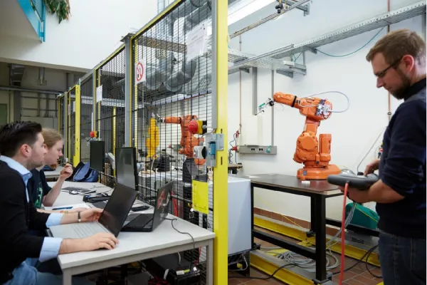 Bild: Weiterqualifizierung für Ingenieurinnen und Ingenieure