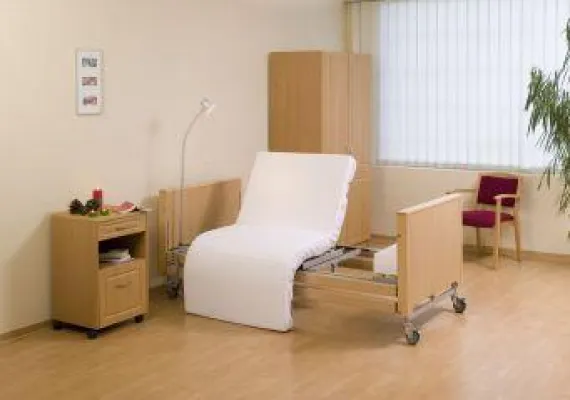 Bild: Pflegebett mit drehbarer Liegefläche - für maximalen Patientenkomfort