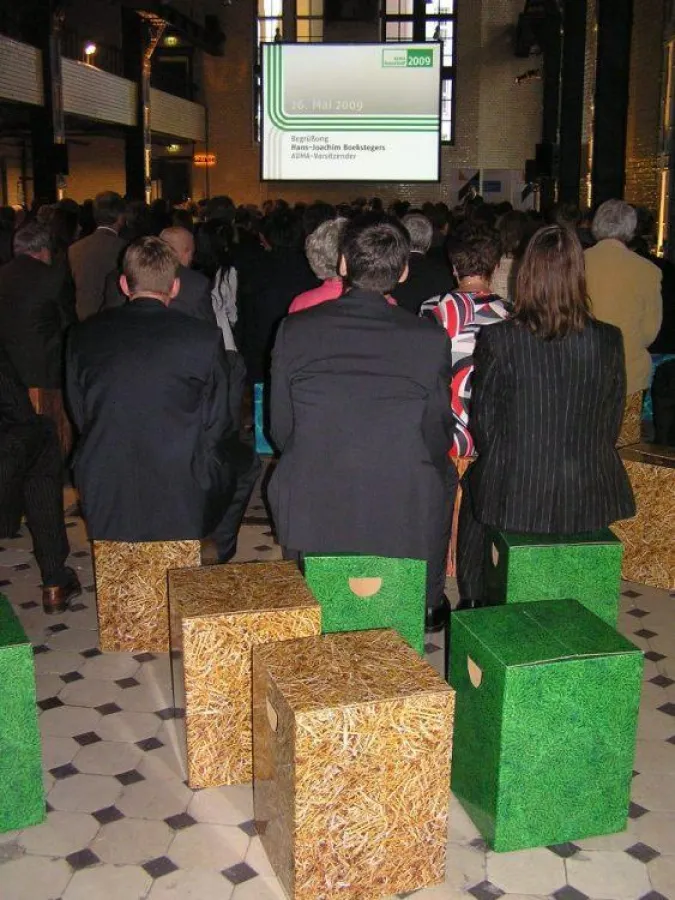 Papphocker aus Wellpappe