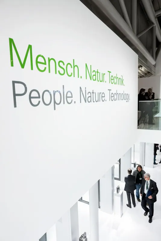 Das Messemotto von Schüco auf der BAU 2013: Mensch. Natur. Technik. Foto: Tobias Wille