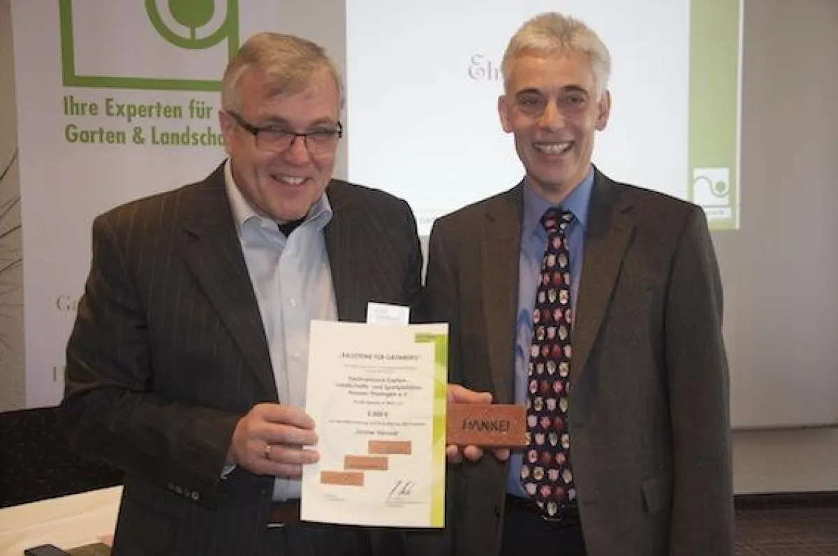 Urkunde und Baustein als Dankeschön für die Spende von 5.000 Euro.