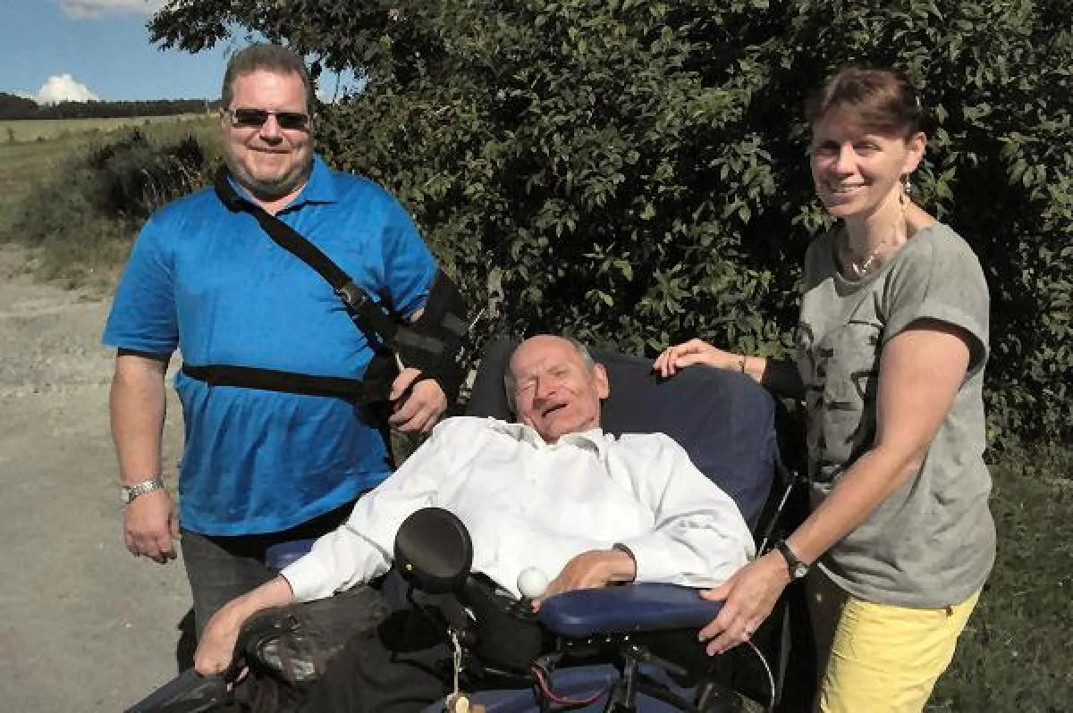 Der 81-jährige Anton Eisenhut (Mitte) fühlt sich in Alttann bei Gabriele und Wilfried Hohl wohl.