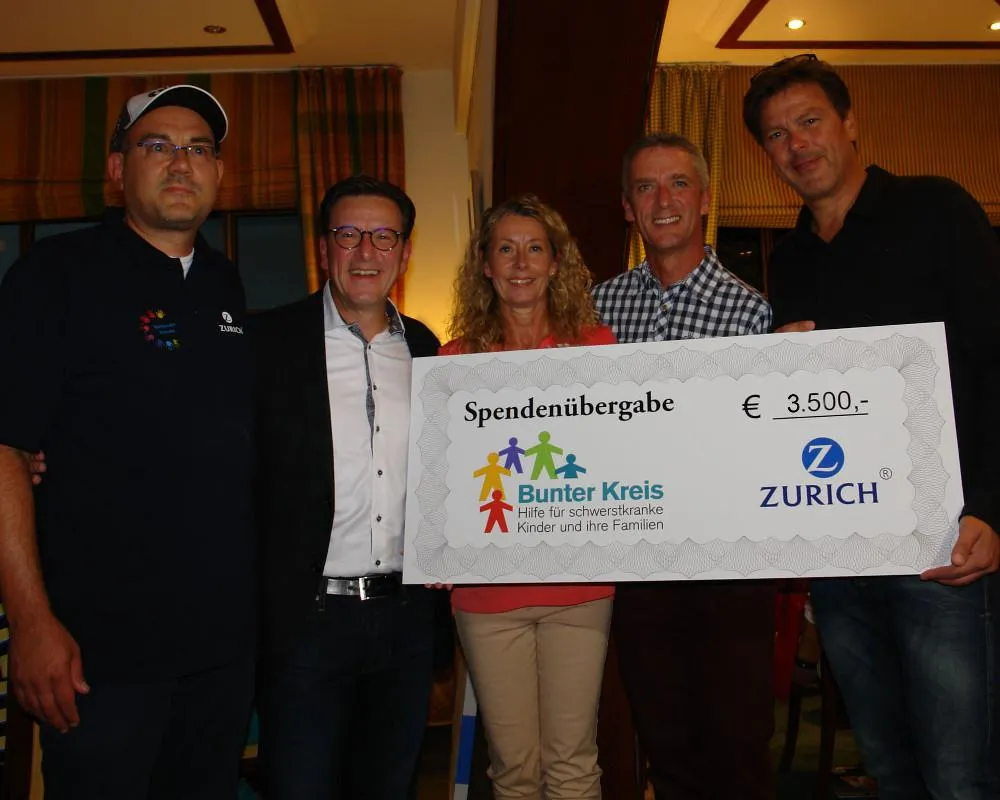 Golfer übergeben die Spende des vierten Zurich Benefiz-Golf-Turniers.