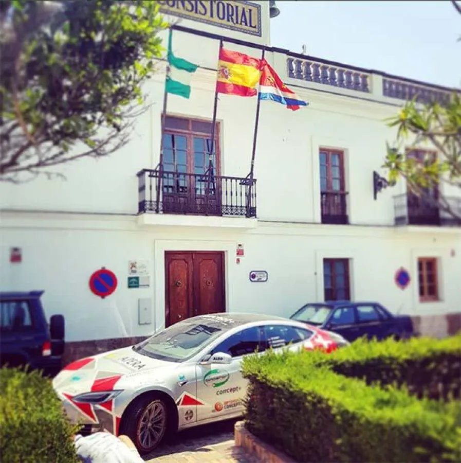 Der Weltrekord-Tesla vor dem Rathaus in Tarifa, Spanien.