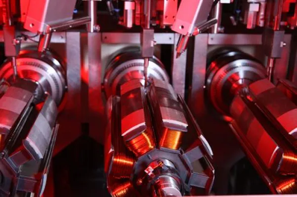 Und ewig lockt das Auto: Studierende optimieren Produktion von E-Motoren Bild: Und ewig lockt das Auto: Studierende optimieren Produktion von E-Motoren