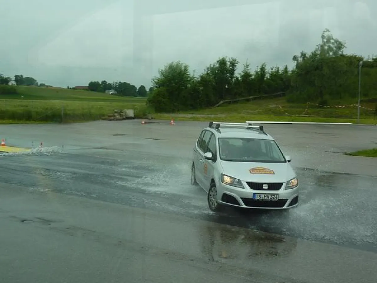 Durch Schleuderplatte simulierter Heckausbruch