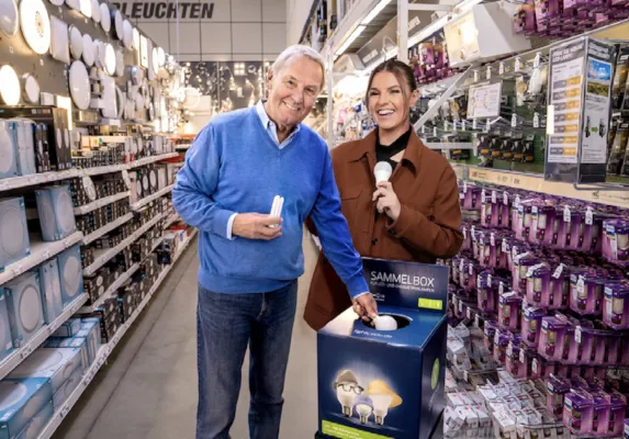 Bild: Zwei Generationen ein Ziel: Laura und Jörg Wontorra rufen zum Licht-Recycling auf