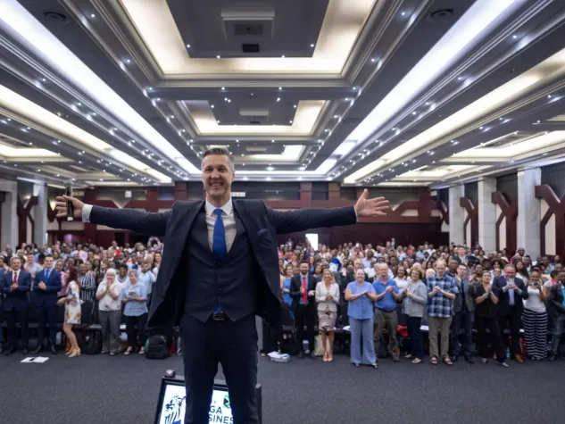 Dr. Martin Emrich präsentiert das „DREAM“-Modell Bild: Dr. Martin Emrich präsentiert das „DREAM“-Modell