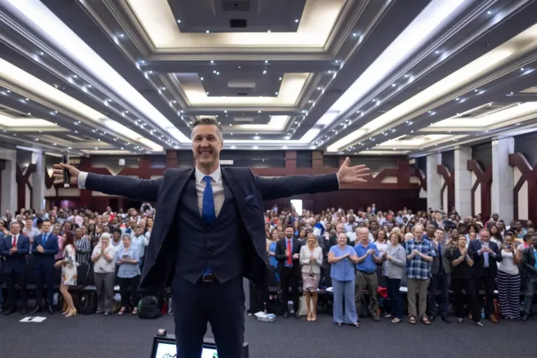 Dr. Martin Emrich präsentiert das „DREAM“-Modell Bild: Dr. Martin Emrich präsentiert das „DREAM“-Modell