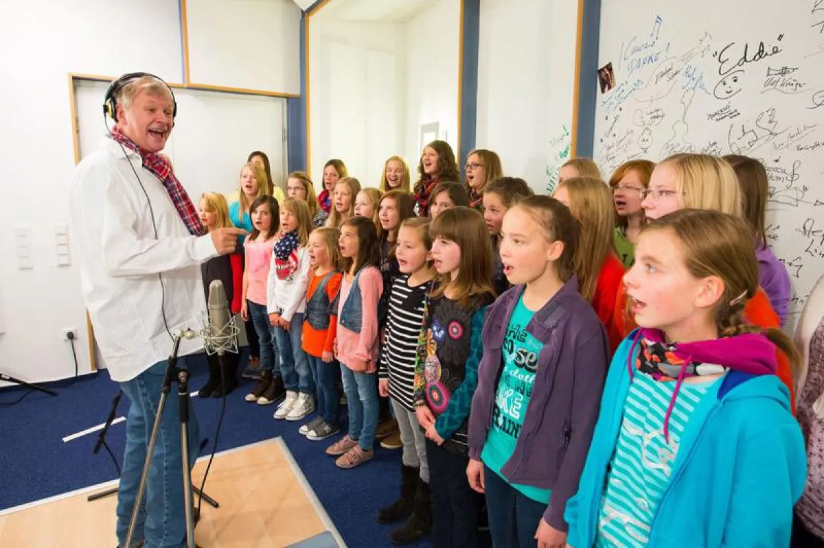 Reinhard Horn zusammen mit dem Bürener Kinder- und Jugendchor bei den Studioaufnahmen