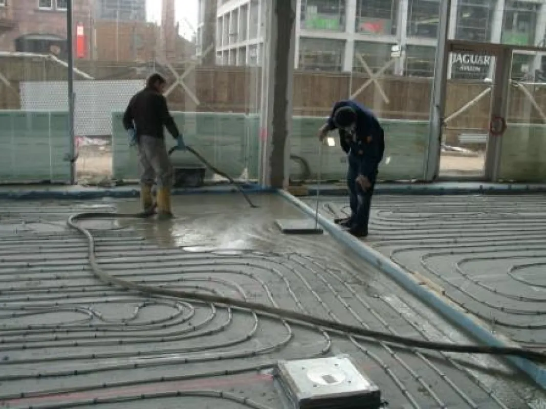 Der Calciumsulfat-Estrich weber.floor 4491 ist für jede Belagsart und ideal für den Einbau auf Fußbodenheizungen geeignet.