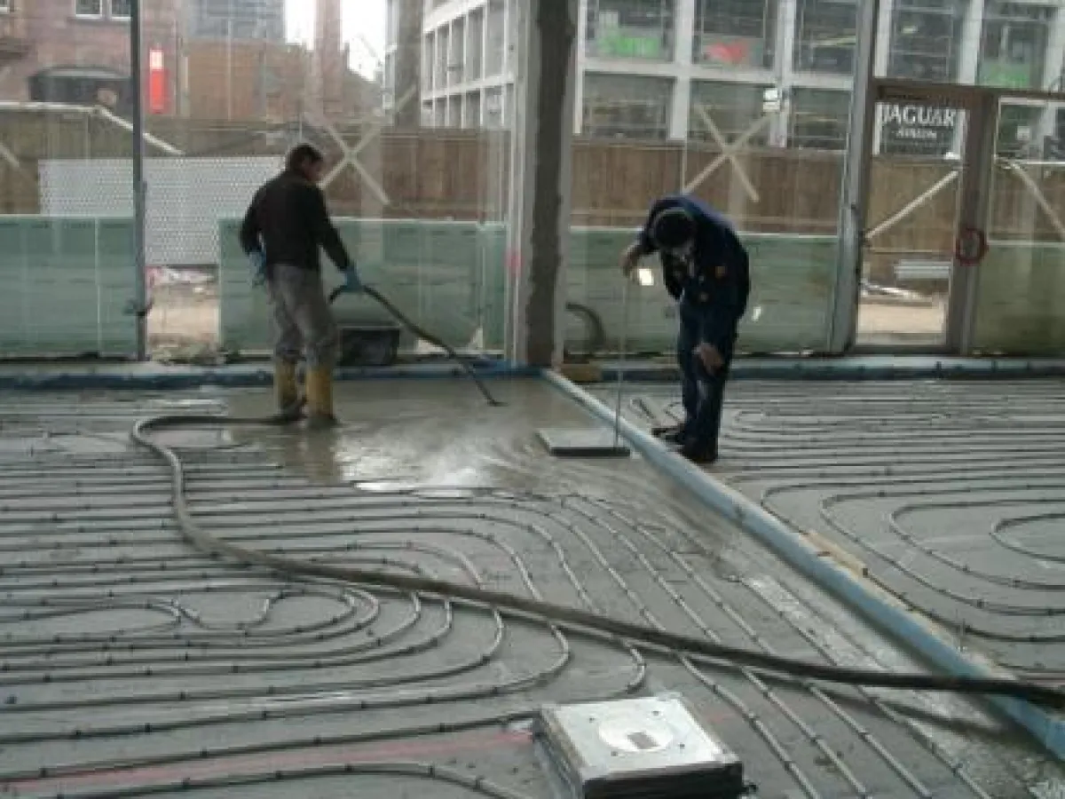 Der Calciumsulfat-Estrich weber.floor 4491 ist für jede Belagsart und ideal für den Einbau auf Fußbodenheizungen geeignet.