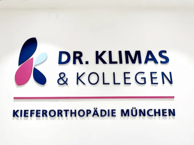 Bild: Kieferorthopäde München: Moderne KFO-Praxis Dr. Klimas & Kollegen mit neuem Rundum-Service für Patient*innen