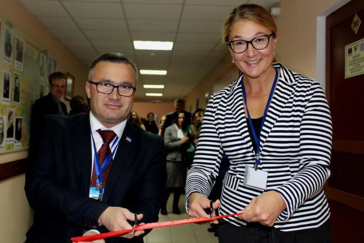 Professor Sergei Zaharia und Olga Zubikova bei der Einweihung des Weiterbildungsinstituts. ()