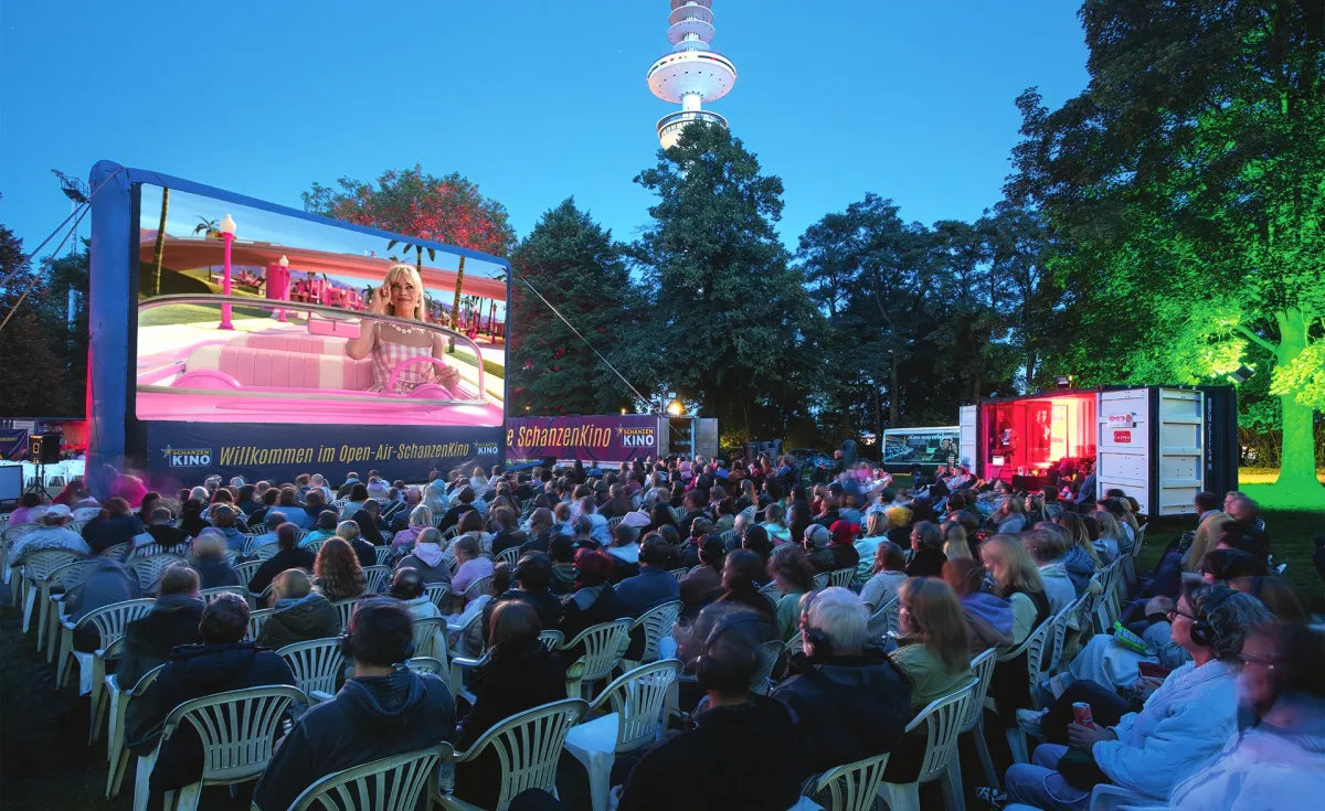 Das kultige Freiluftkino mitten im Hamburger Sternschanzenpark (© stefanboekels.com)
