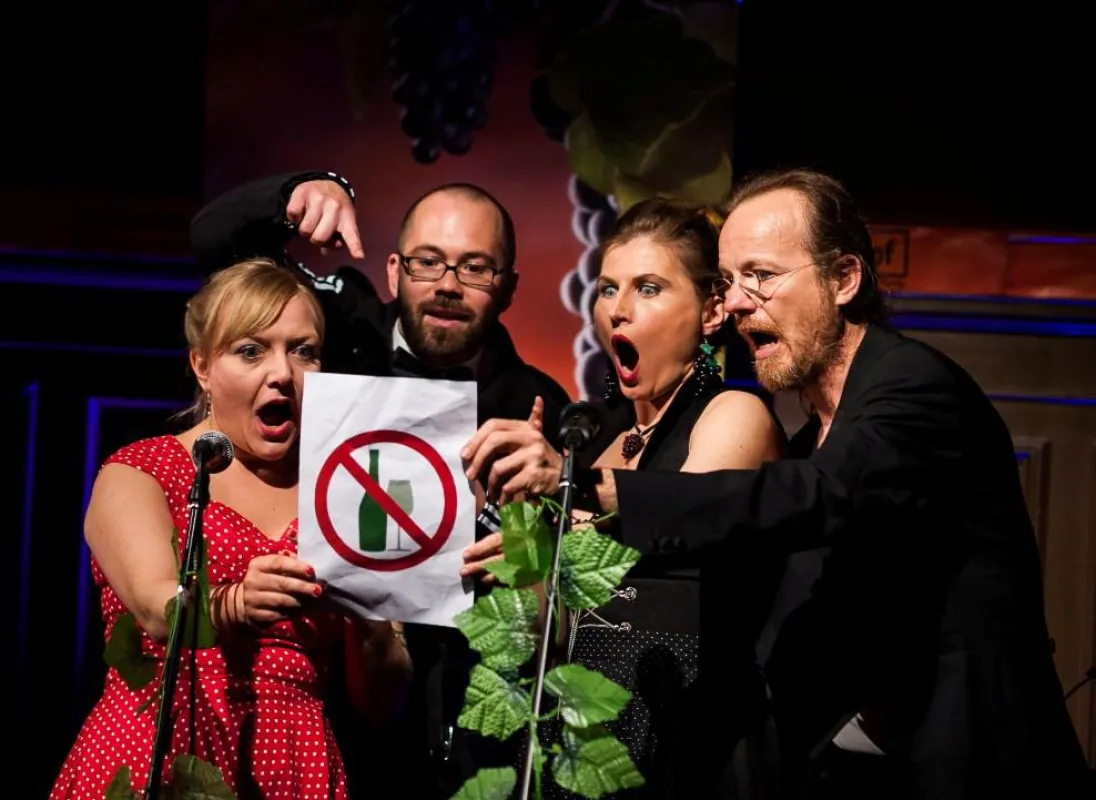 Die Halbtrockenen feiern mit ihrer verhinderten Musikrevue Premiere in der Pasinger Fabrik.