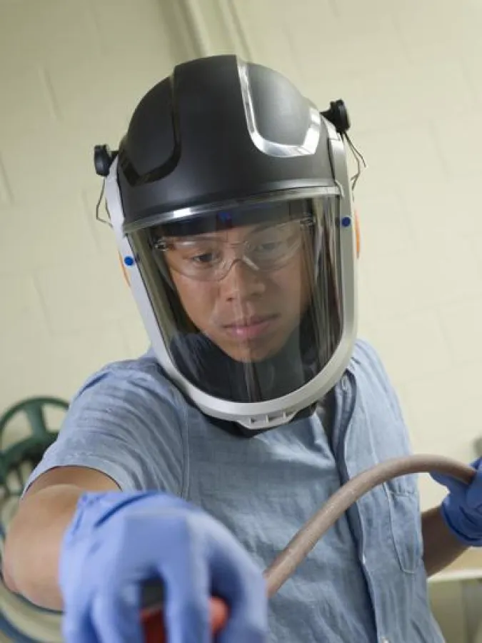 Neue 3M Versaflo Schutzhelme der M-Reihe aus Lexan* und Xenoy* Kunststoffen von SABIC