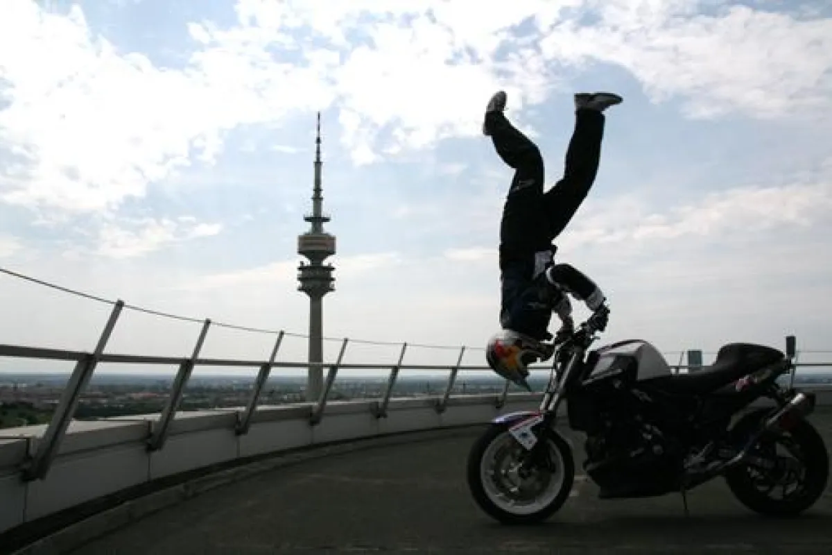 Der 4-fache Stuntriding Weltmeister Chris Pfeiffer bei seinem Stunt auf dem BMW-Tower in München (c) Bavaria Film Interactive/Florian Görlich