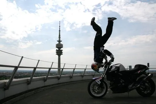 Chris Pfeiffer rides the BMW-Tower Bild: Chris Pfeiffer rides the BMW-Tower