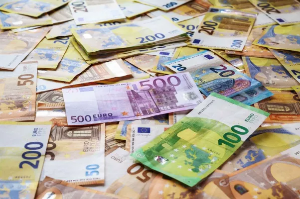 Bild: Scam Internetbetrug: Die Gefahr von Geldversand ins Ausland an Unbekannte 