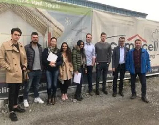 Bild: HdWM: Prof. Lars Castellucci und BV-Studierende mit Praxiseinblicken in Unternehmen CWA