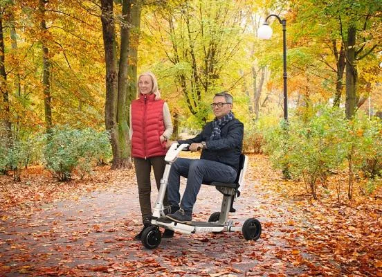 Keine Spur von Herbstblues: Mit dem Elektromobil ATTO durch den Herbst Bild: Keine Spur von Herbstblues: Mit dem Elektromobil ATTO durch den Herbst