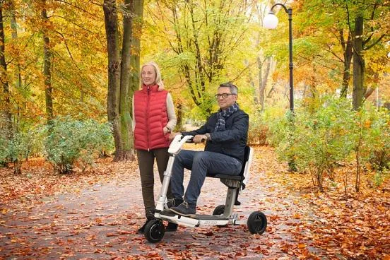 Bild: Keine Spur von Herbstblues: Mit dem Elektromobil ATTO durch den Herbst