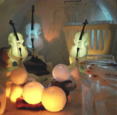 Bild: Mit Pudelmütze zu den Philharmonikern - In Südtirol geben Klassik-Stars Konzerte auf Eis-Instrumenten