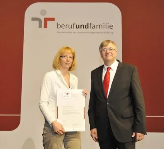 Bild: Zertifikat audit berufundfamilie bescheinigt familienbewusste Personalpolitik der Hochschule Weserbergland