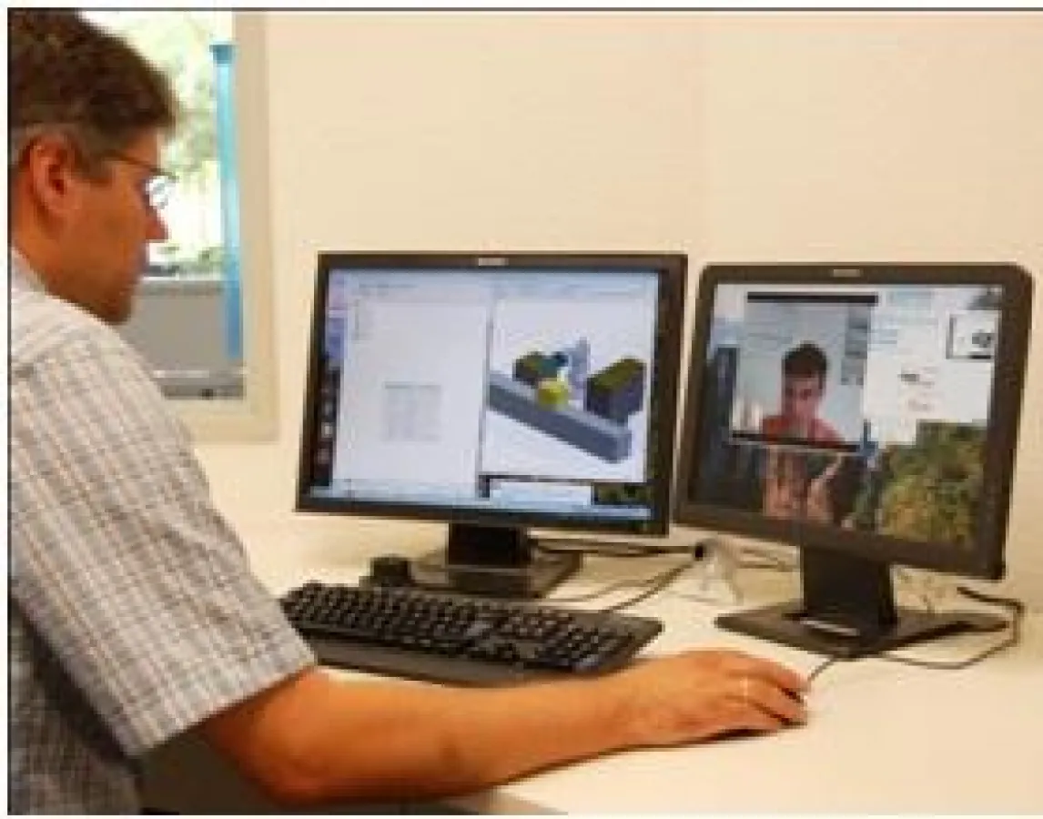 Hartmut Scheller von Kawasaki Robotics nutzt microMeet um technische Fragen schnell und einfach zu lösen.