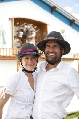 Bild: Sicher und schick: Zum Oktoberfest mit dem Trachtenhelm von helt-pro