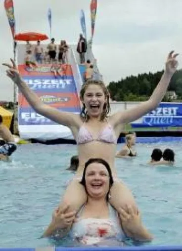EiszeitQuell und Hit-Radio ANTENNE 1 erfüllen Wunsch der Trochtelfinger Kinder - Ein eigenes Freibad Bild: EiszeitQuell und Hit-Radio ANTENNE 1 erfüllen Wunsch der Trochtelfinger Kinder - Ein eigenes Freibad