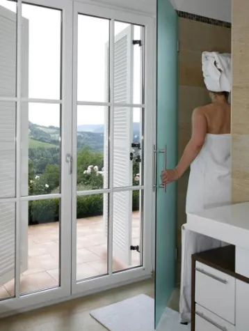 Bild: Fensterläden schützen vor neugierigen Blicken: für ein ungestörtes Duschvergnügen